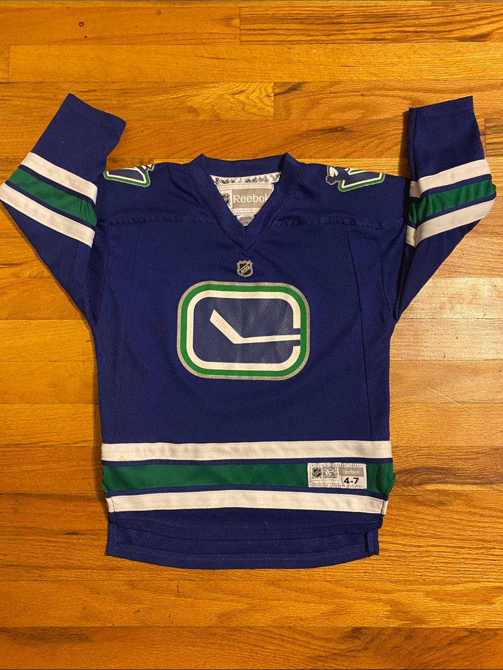 Reebok Canucks Youth Jersey Size 4-7 Stick in Rink w/Johnny Canuck Shoulder EUC